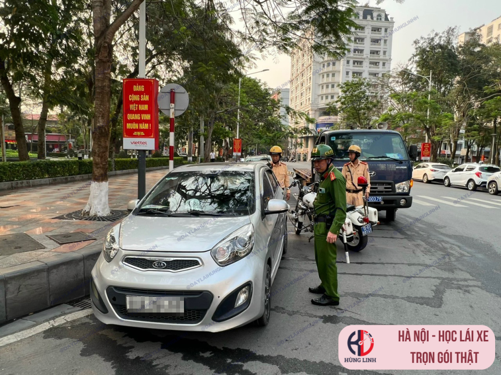 Dù không có biển cấm nhưng nếu tài xế không để ý và dừng đỗ xe tại những vị trí sau vẫn có thể bị lực lượng chức năng như CSGT, CSTT phạt nặng. Dù không có biển cấm nhưng nếu tài xế không để ý và dừng đỗ xe tại những vị trí sau vẫn có thể bị lực lượng chức năng như CSGT, CSTT phạt nặng.