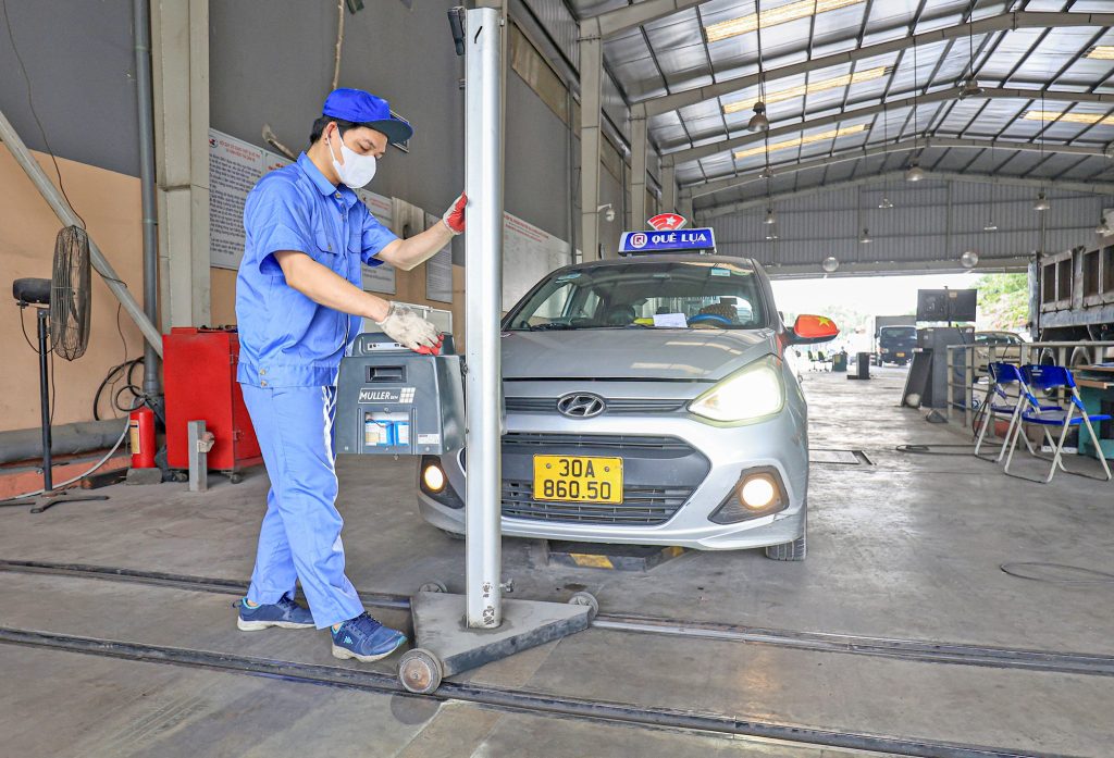 Từ năm 2025, ô tô có màu biển số khác thông tin trên giấy đăng ký xe sẽ bị từ chối kiểm định, ước tính của Hiệp hội Vận tải ô tô VN có khoảng 1 triệu xe nằm trong diện này.