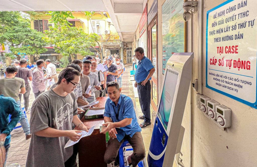 Đại tá Thân Văn Duy kiểm tra công tác chuẩn bị tại phòng điều hành thi lái xe trong hình. Đại tá Thân Văn Duy kiểm tra công tác chuẩn bị tại phòng điều hành thi lái xe trong hình.