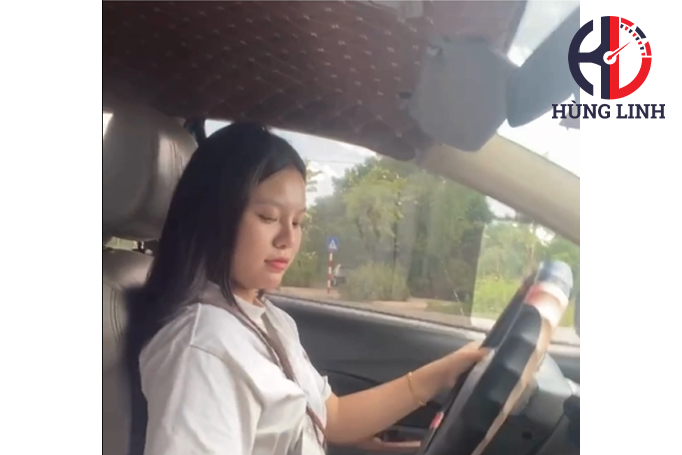 Dạy Lái Hùng Linh hướng dẫn học viên thực hành bài thi ghép ngang trong sa hình