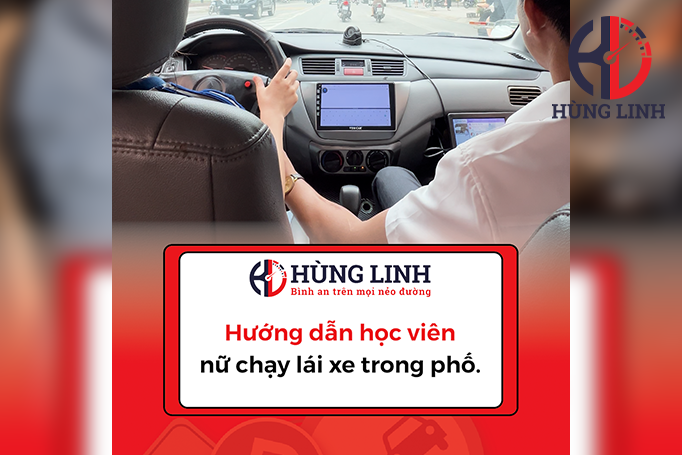 Hướng dẫn học viên nữ chạy lái xe trong phố.